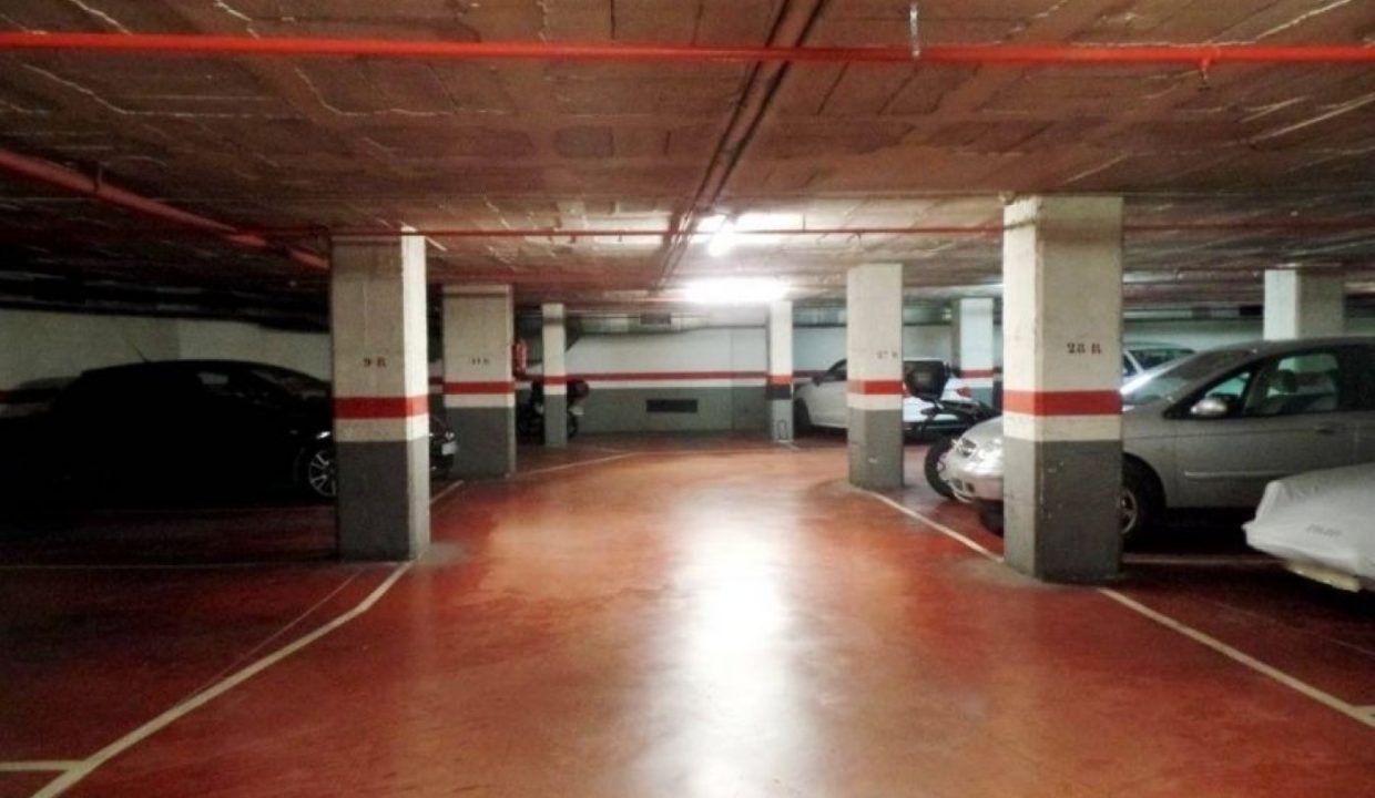 Alquiler de plaza de aparcamiento en calle Rosselló