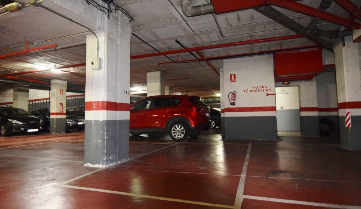 Alquiler de plaza de aparcamiento para coche grande en calle Rosselló