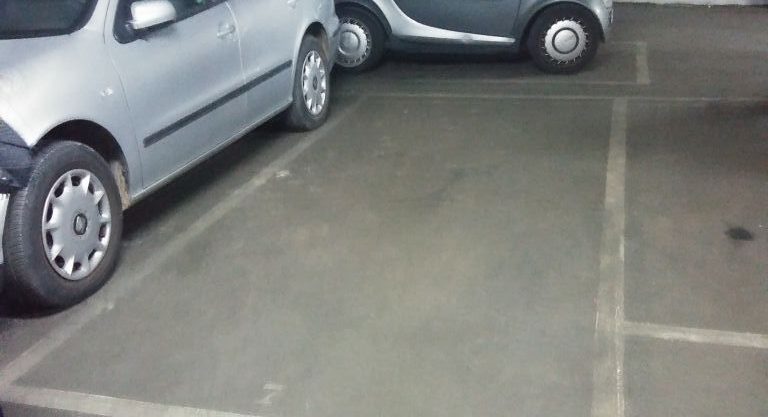 Plaza de garaje coche mediano en Miquel Angel /Brasil