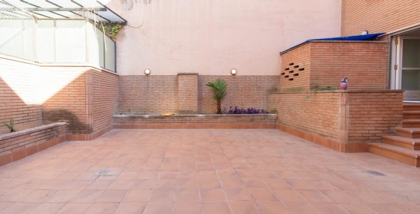 Espectacular casa con terraza y parking en venta en Gràcia._1