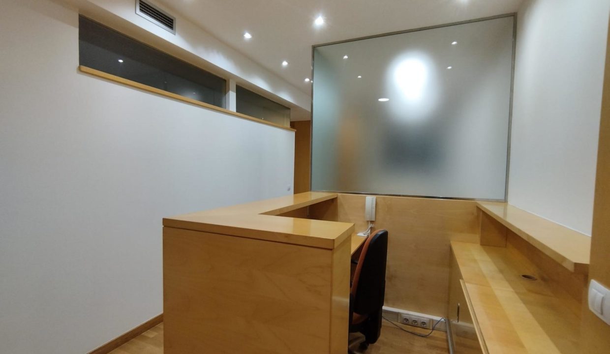 Oficina de 95 m2 en calle Compte Urgell junto a Plaça Francesc Macia_4
