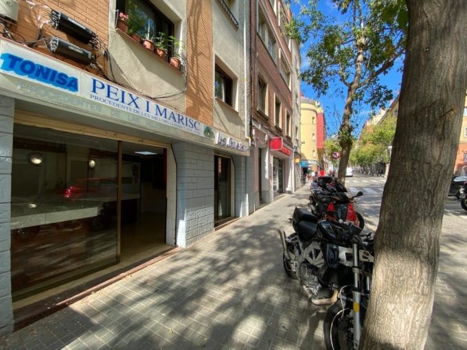 Este excepcional local comercial de 68 metros cuadrados se encuentra calle "Font d'en Canyelles"