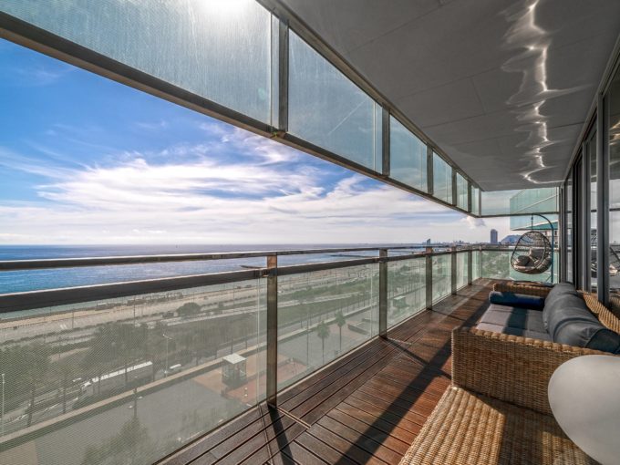 Exclusivo piso de lujo frente al mar en venta en Diagonal Mar