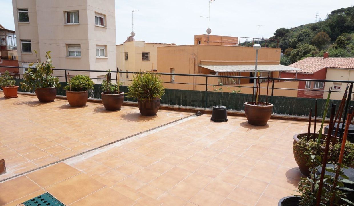 Piso con terraza a minutos del Hospital de Vall d'Hebron_3