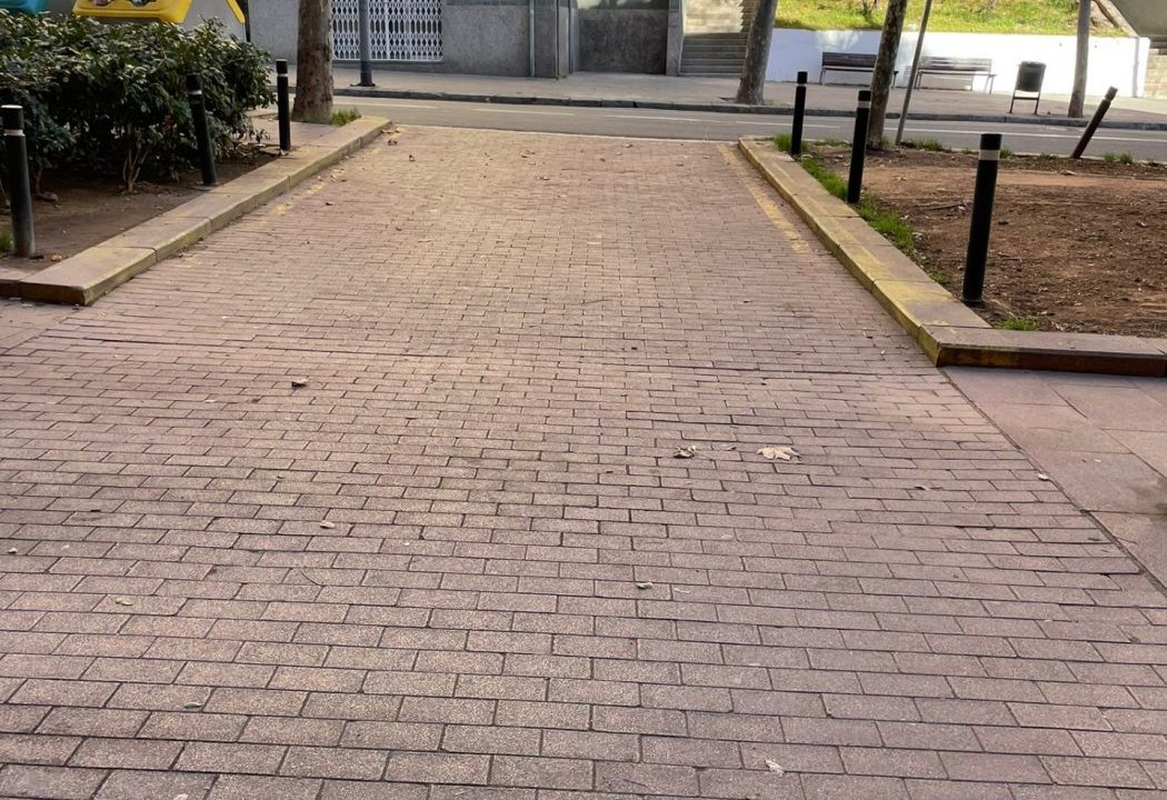 Plaza de parking cercano al metro de Vilapicina_1
