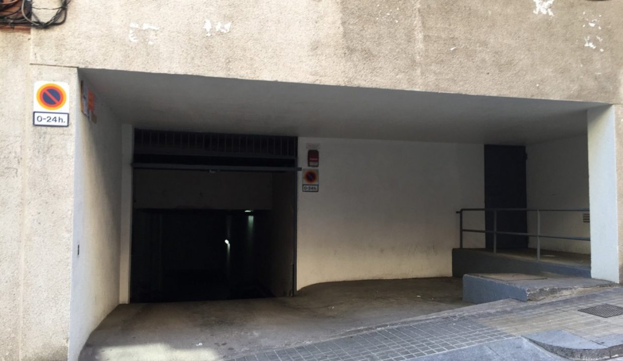 Plaza parking para coche mediano_1
