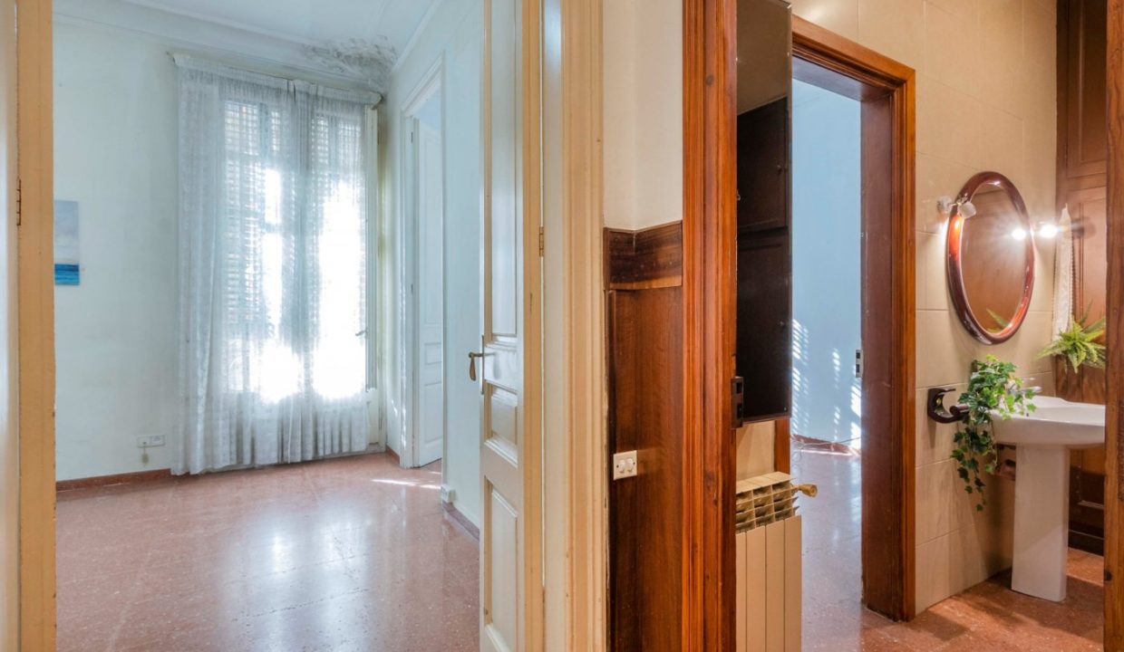 oportunidad de inversión: Amplio apartamento en venta en el Ensanche de Barcelona_5